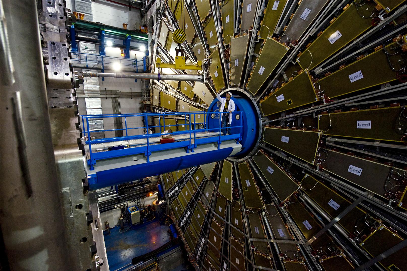 Самая большая частица. Большой адронный коллайдер ЦЕРН. Коллайдер в Женеве. Адронный коллайдер в Женеве. ЦЕРН ускоритель частиц.